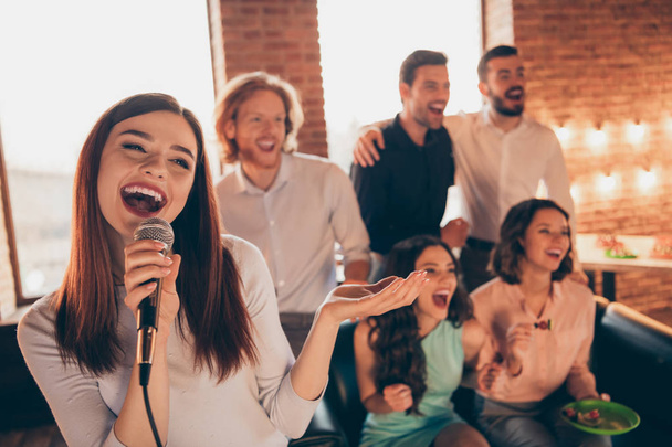 Close up photo best friends buddies karaoke gathering hang out sing she her ladies soloist he him his guys help yell shout scream words song wear dresses shirts formalwear sit sofa loft room indoors - Foto, Imagen