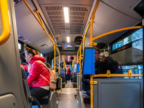 Innenraum des Busses mit Reisenden - Foto, Bild