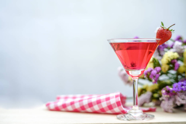 koele dranken en alcoholische cocktail op de bar - Foto, afbeelding