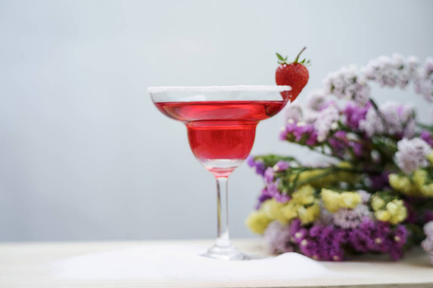 boissons fraîches et cocktail alcoolisé sur le comptoir bar - Photo, image