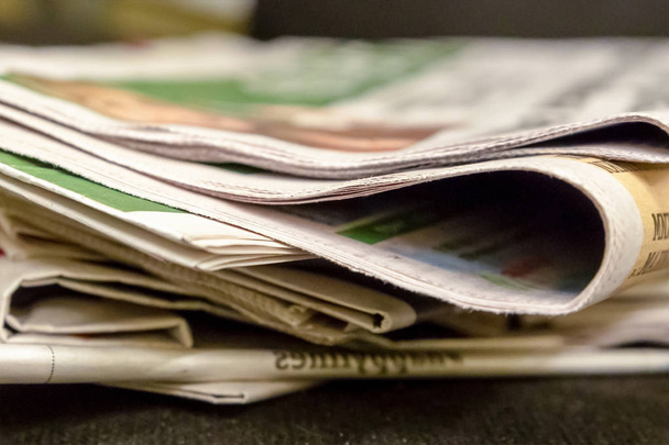 gazete kenar yığın kağıt baskılar haber dedikodu kaynak bilgi sabah geleneği kahvaltı taze kahve sayfası aralığı - Fotoğraf, Görsel