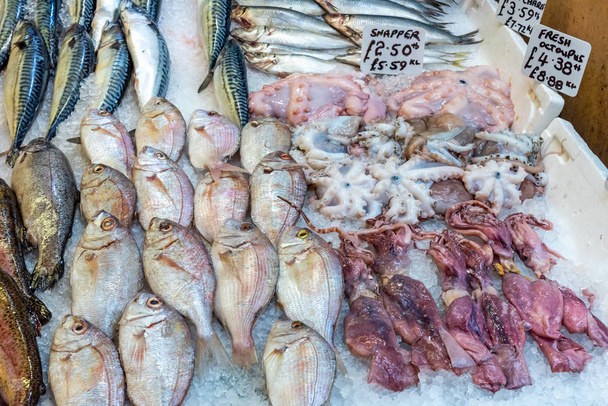 Fische und Tintenfische zum Verkauf auf einem Markt - Foto, Bild