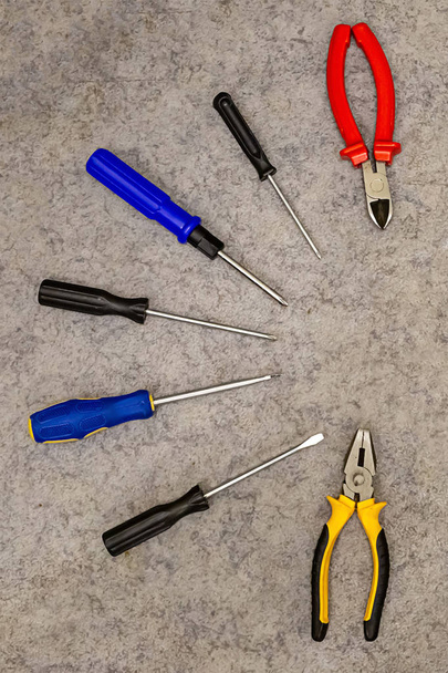 grupo de ferramentas de cortadores de chave de fenda reparar um projeto mestre casa em uma base de design de fundo cinza
 - Foto, Imagem