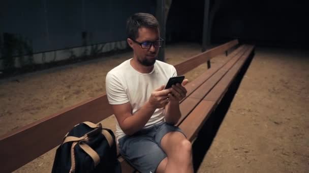 Mann mit Smartphone nachts in der Stadt. - Filmmaterial, Video