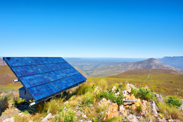 modré solárních článků proti úžasné horské krajiny - Fotografie, Obrázek