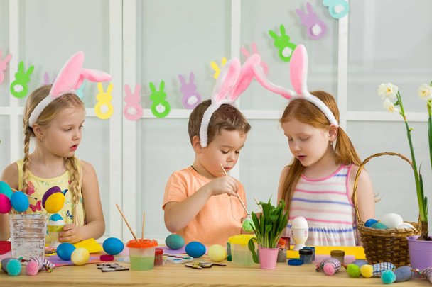 cute kids painting Easter eggs at home. - Foto, Imagem