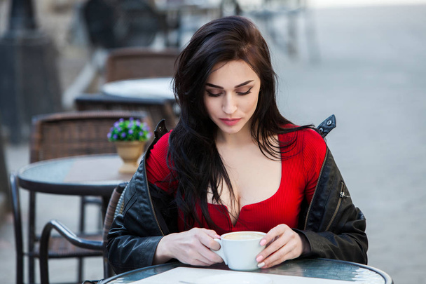 Outdoor-Mode Porträt von jungen schönen Mädchen Kaffee trinken.close up Porträt eines lächelnden jungen Mädchens mit Take-away Kaffeetasse im Freien.junge stilvolle Frau trinkt Kaffee in einer Straße der Stadt  - Foto, Bild