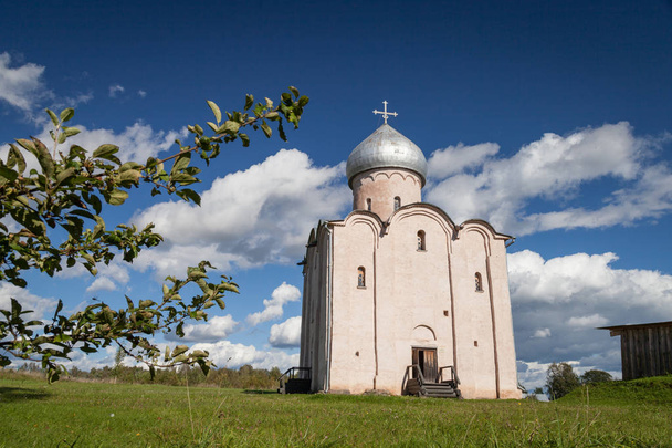 L "église du Sauveur de Nereditsa est une église orthodoxe
 - Photo, image