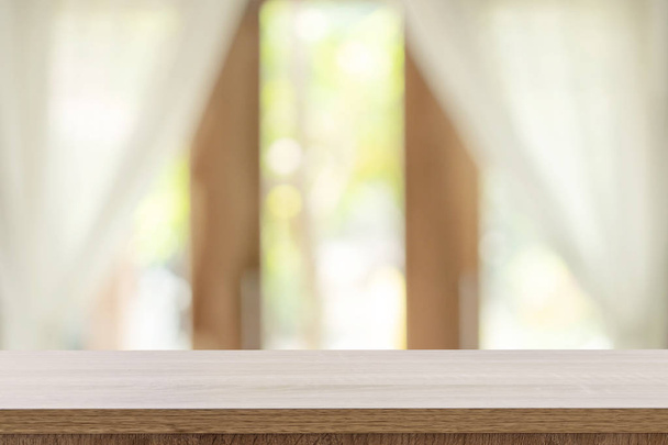 Mesa de madera vacía y fondo de ventana borrosa con espacio de copia, d
 - Foto, Imagen