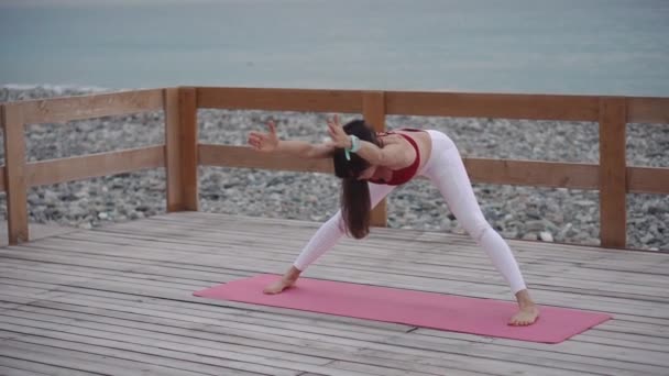 Mujer está realizando yoga asana al aire libre, práctica de hatha yoga
 - Metraje, vídeo