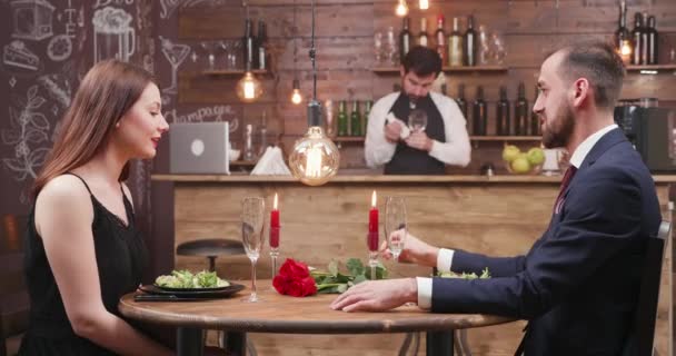 Pareja disfrutando de una cita romántica con velas en un restaurante
 - Imágenes, Vídeo