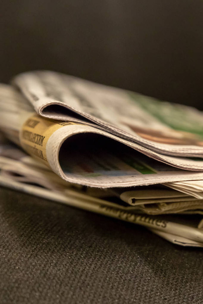 stapel papieren kranten periodieken ochtend correspondentie een nieuwsbron en plexus close-up Edge - Foto, afbeelding