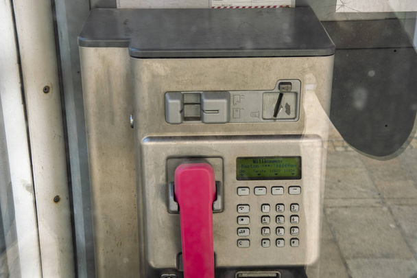 Τηλεφωνικό κιβώτιο με ροζ ακουστικό - Φωτογραφία, εικόνα