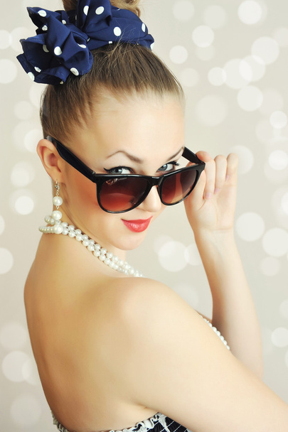 Foto de una hermosa joven con gafas de sol. Estilo vintage
 - Foto, imagen