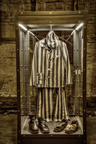 La ropa de los prisioneros de campo de concentración a rayas era ropa uniforme para los prisioneros en los campos de concentración nacionalsocialistas
 - Foto, Imagen