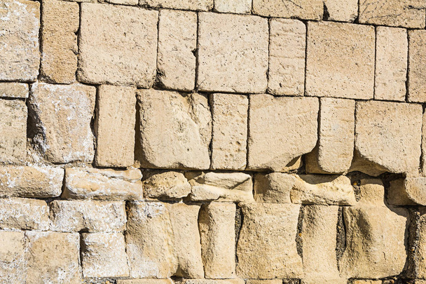 кам'яна стіна вапно сіра тканина захисна структура, пошкоджена погодою з розбитим вивітрюваним блоком
 - Фото, зображення