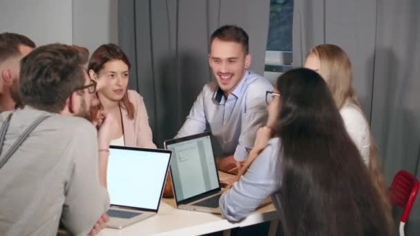 Ομάδα νεαρών ειδικών στο μάρκετινγκ συναντιά με ευχαρίστηση στο γραφείο - Πλάνα, βίντεο