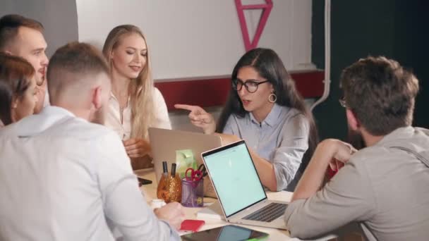 Mujer está presentando su idea para colegas en una pequeña reunión en la oficina
 - Imágenes, Vídeo