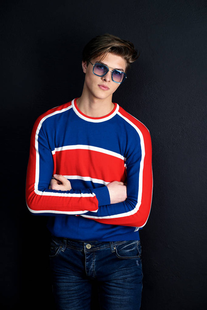 Fashionable young man in sunglasses - Foto, immagini