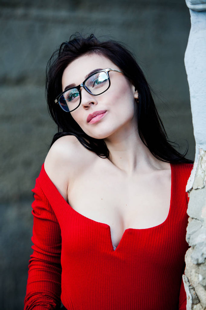 portrait of a beautiful hipster girl in glassesConcept: beautiful eyes, beautiful smile, vision, perfect skinPortrait of a beautiful girl with glasses, eyes closed, shot close-up, - Foto, immagini