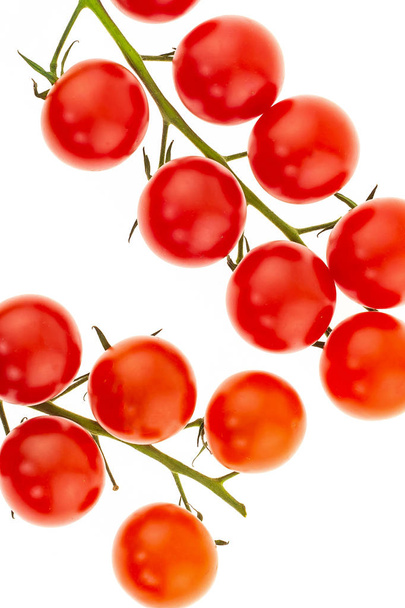 зрелые помидоры черри ветвь вишневых овощей на белом фоне крупным планом яркий вкусный
 - Фото, изображение