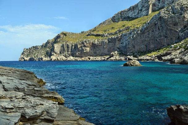 Sea bay with turquoise water, beach and mountains, Cala Figuera on Cap Formentor - Foto, Imagem