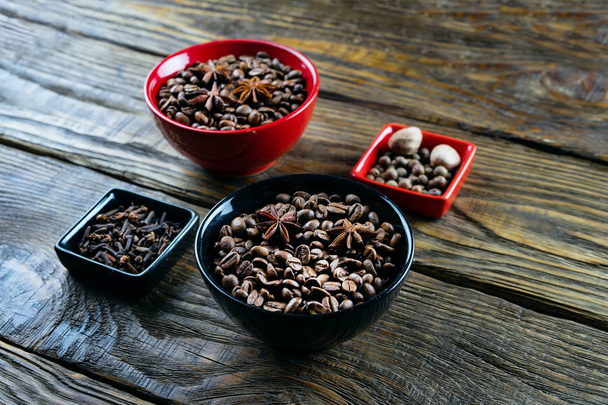 Coffee beans in a container, cinnamon, nutmeg and cloves. - Fotografie, Obrázek