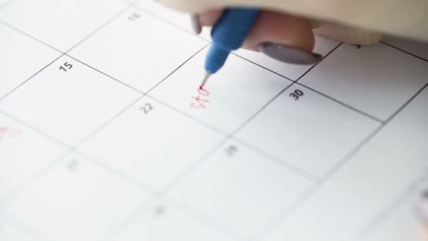Ženy ruční psaní s červeným perem na kalendáři začít dietu - Záběry, video