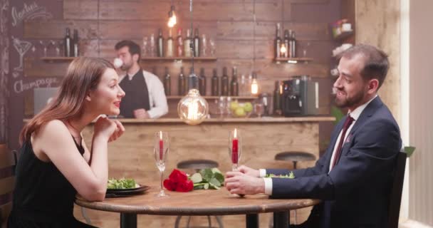 Atractivo joven hombre y mujer en una cena
 - Imágenes, Vídeo