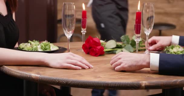 Bir erkek ve kadının detaylı çekim dokunmaktan ve tutan eller - Video, Çekim