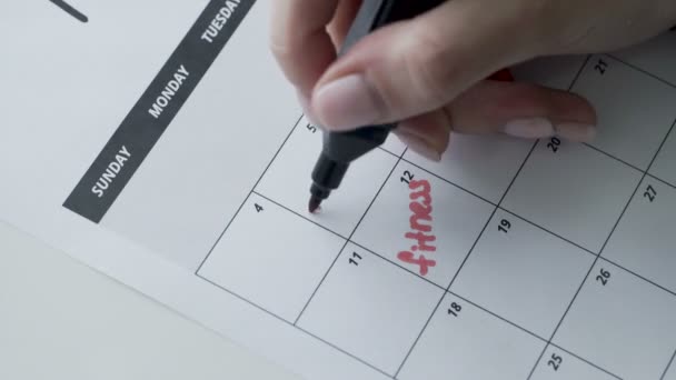 Womans χέρι γράψιμο με κόκκινο στυλό τσόχα στο ημερολόγιο λέξη STUDY - Πλάνα, βίντεο