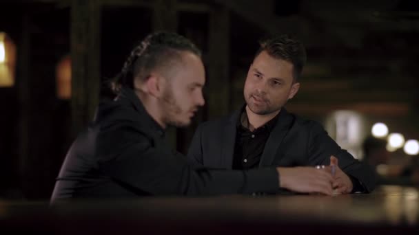 zwei Männer in Anzügen trinken Whisky in einer Bar - Filmmaterial, Video