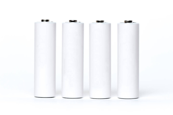 Baterías AA blancas aisladas sobre fondo blanco
 - Foto, imagen