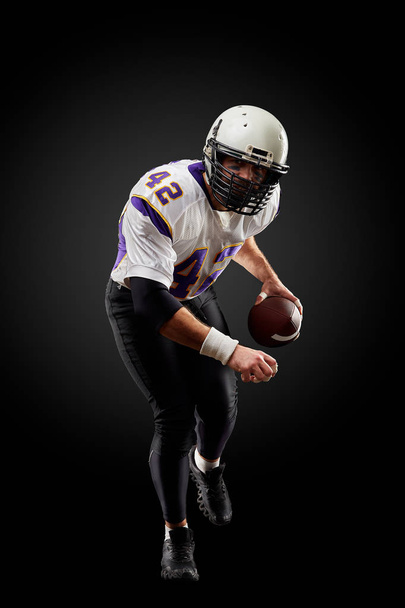 American football sportman speler op zwarte achtergrond. Sport concept. - Foto, afbeelding