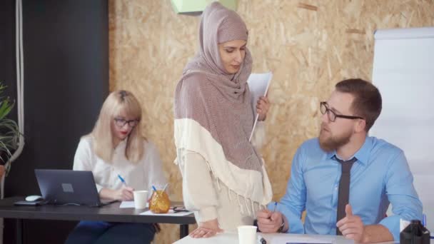 La gente multiétnica está trabajando oficina de empresa juntos
 - Imágenes, Vídeo