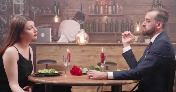 Namorada e namorado em um jantar ter uma conversa
 - Filmagem, Vídeo