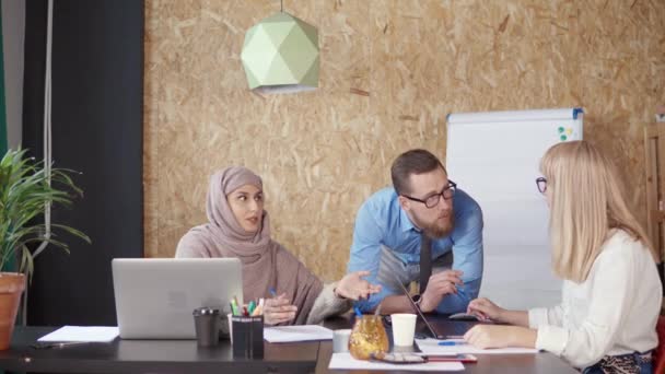 Trabajadores de oficinas multiétnicos masculinos y femeninos están haciendo una lluvia de ideas en el área de trabajo
 - Imágenes, Vídeo