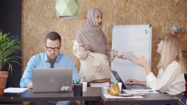 Αραβικός και λευκός άνδρας και γυναίκες εργάζονται και μιλούν στο γραφείο - Πλάνα, βίντεο