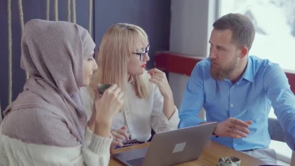 drei männliche und weibliche Geschäftspartner kommunizieren und trinken Tee - Filmmaterial, Video
