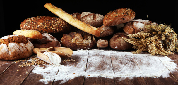 Διαφορετικά είδη ψωμιού και ψωμί ρολά επί του σκάφους από πάνω. Ki - Φωτογραφία, εικόνα