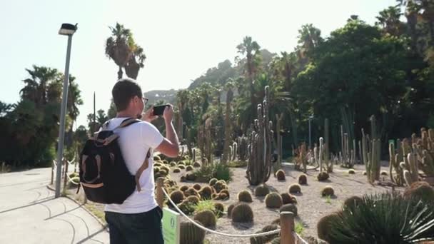 男は植物公園で写真を撮るために停止します. - 映像、動画