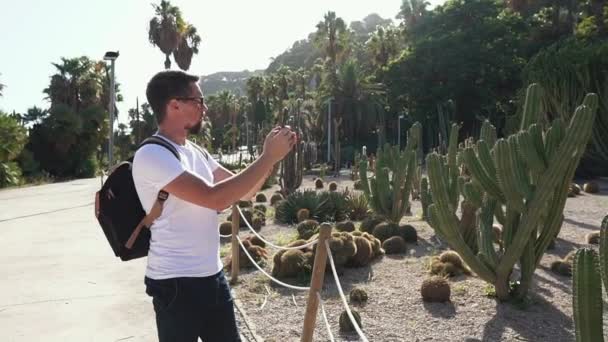 Touriste prenant des photos dans le parc sur smartphone
. - Séquence, vidéo
