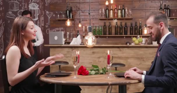 Camarero sirviendo ensalada a una pareja joven en una cita
 - Metraje, vídeo