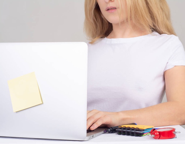 Online datování webu, Žena s přenosným notebookem. - Fotografie, Obrázek