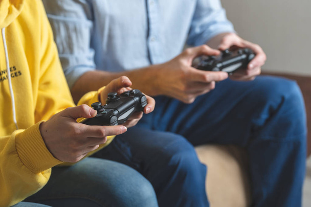 Deux personnes jouant à des jeux vidéo à la maison
 - Photo, image