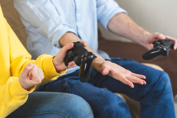 Twee personen spelen bij video games thuis - Foto, afbeelding