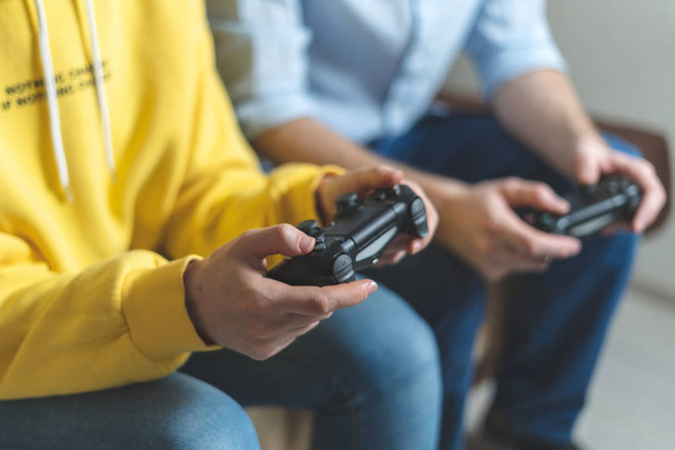 Два человека играют в видеоигры дома
 - Фото, изображение