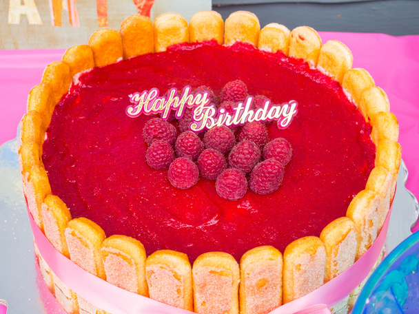 Raspberry verjaardagstaart - Foto, afbeelding