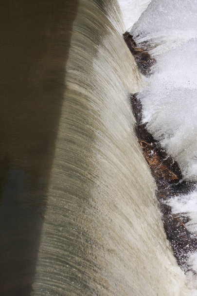 Eylem kayalardan sıçramasına şelale su donmuş - Fotoğraf, Görsel