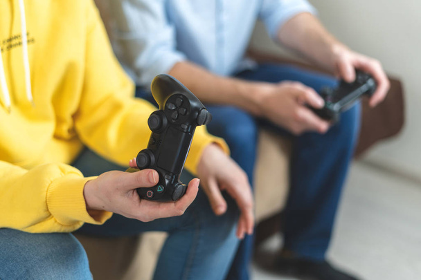 Deux personnes jouant à des jeux vidéo à la maison
 - Photo, image